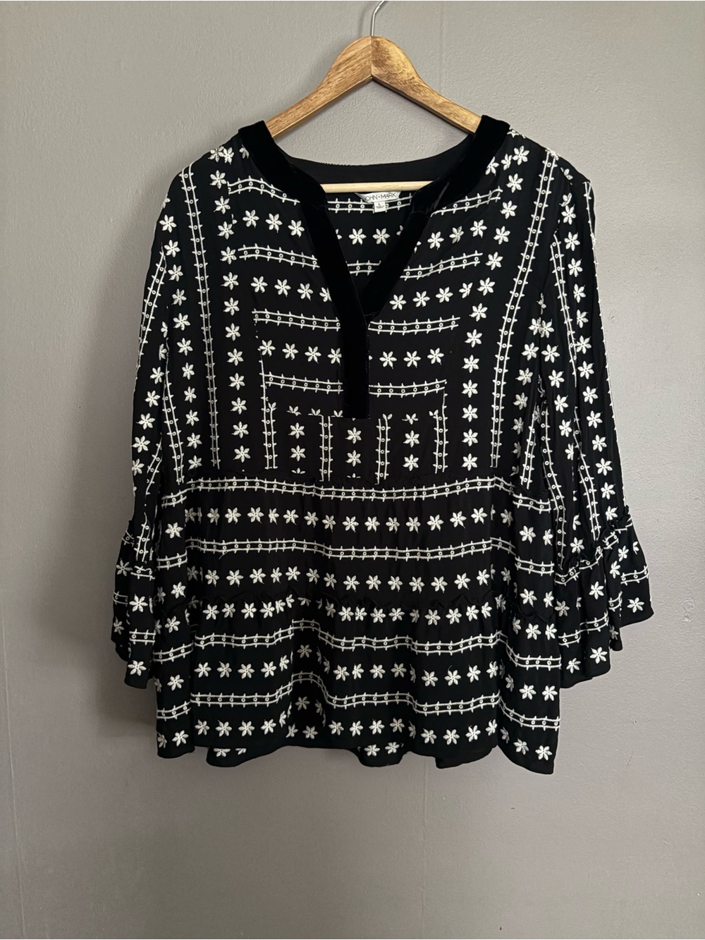 John Mark Black and White Embroidered Tunic Top Size Large